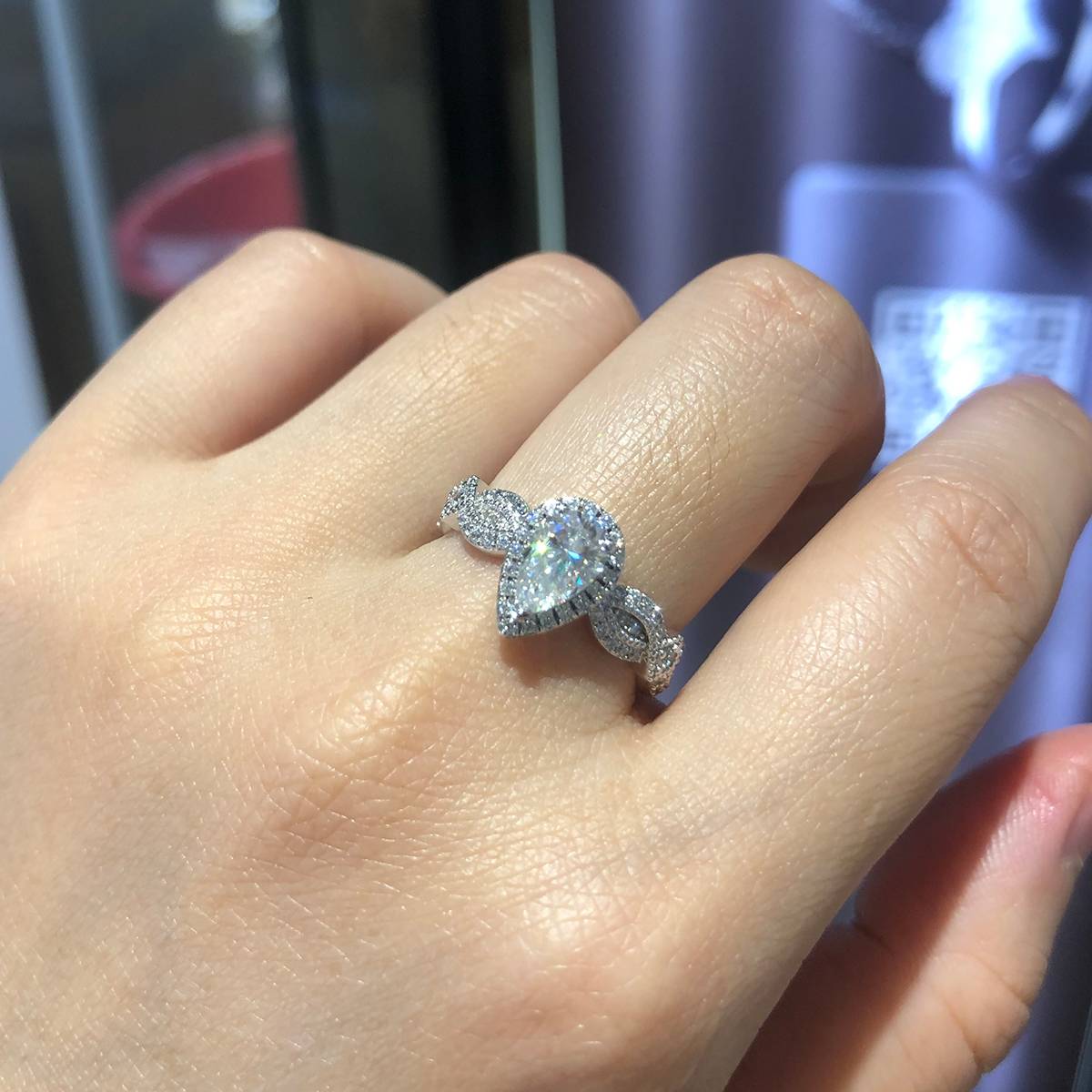 轻奢梨形S925银镀白金定制选款莫桑钻1.0ct/副石高碳钻